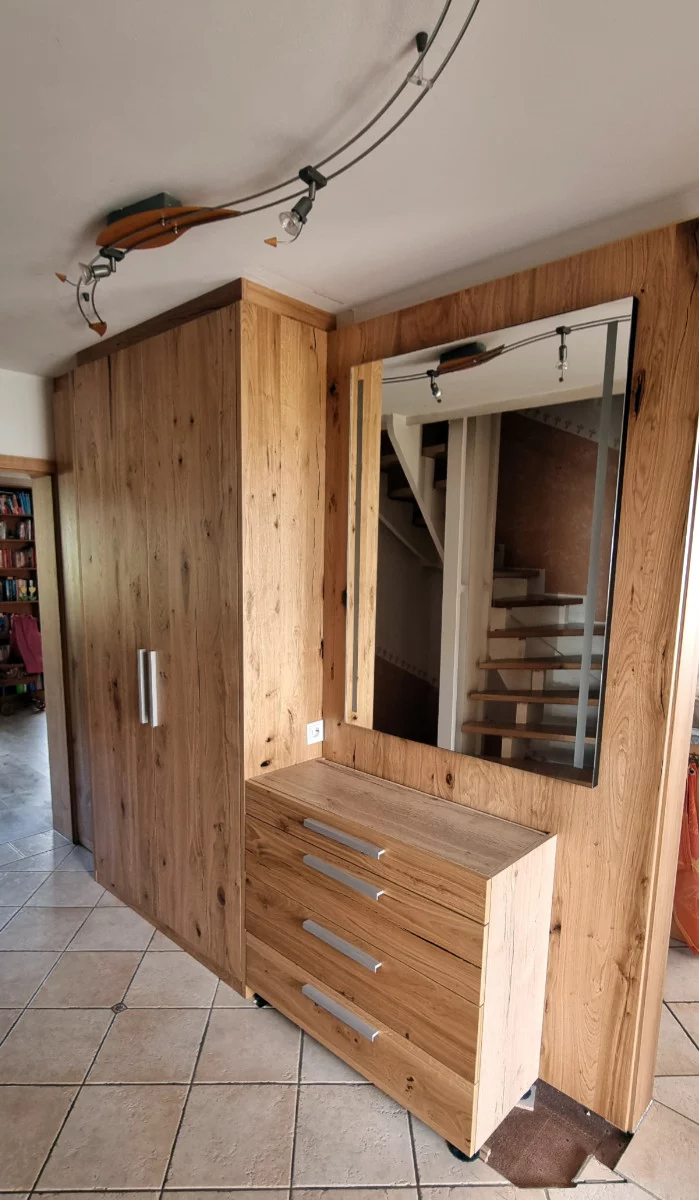 Maßgefertigtes Flurmöbel aus Eiche in Kirchheim-Heimstetten Maßgefertigtes Flurmöbel aus Eiche in Kirchheim-Heimstetten mit Hochschrank, Schubladenkommode und großem Wandspiegel