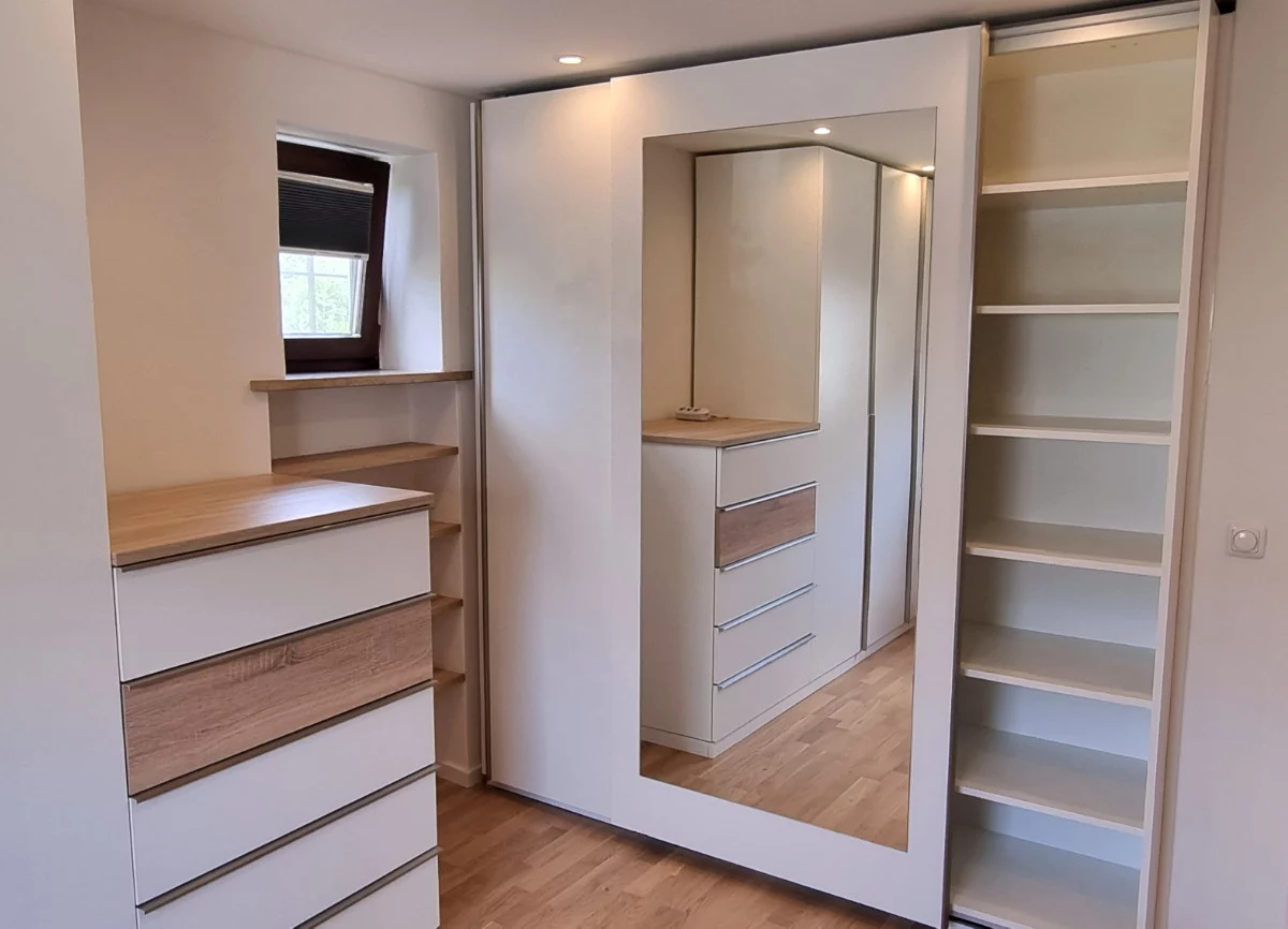 Maßgefertigter Schlafzimmer-Einbauschrank in München-Laim Maßgefertigter Einbauschrank im Schlafzimmer in München-Laim mit Schiebetür, großem Spiegel, Regalfächern und Schubladen.