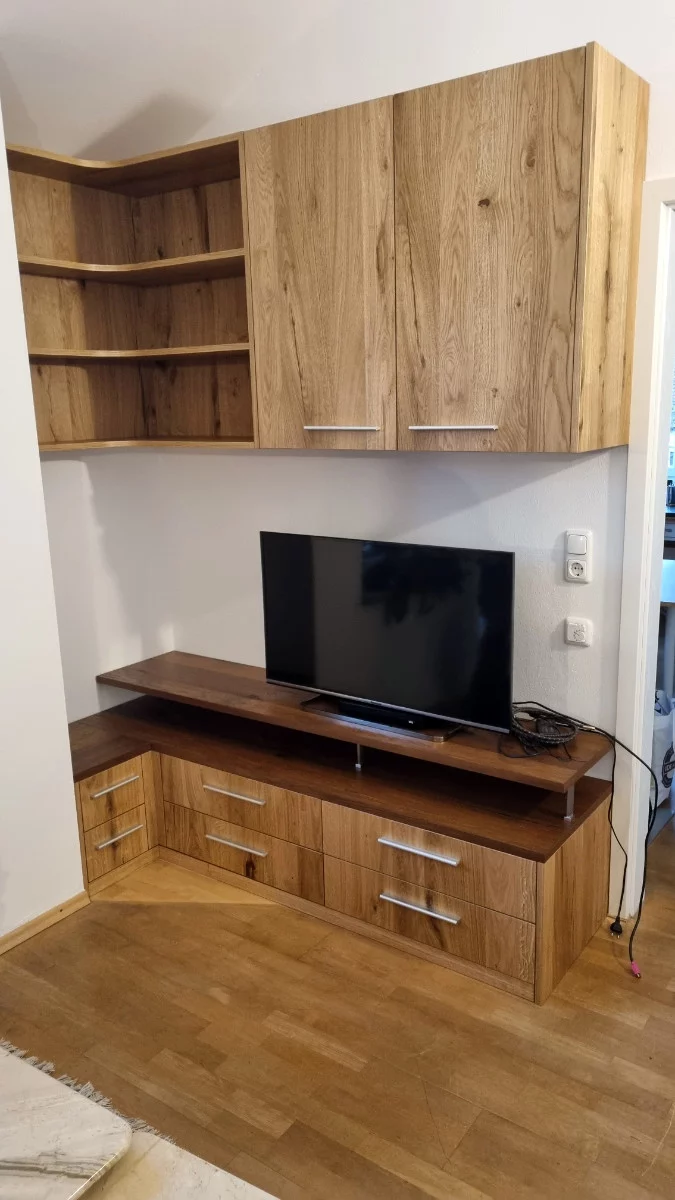 Maßgefertigte TV-Nischenlösung in München-Laim